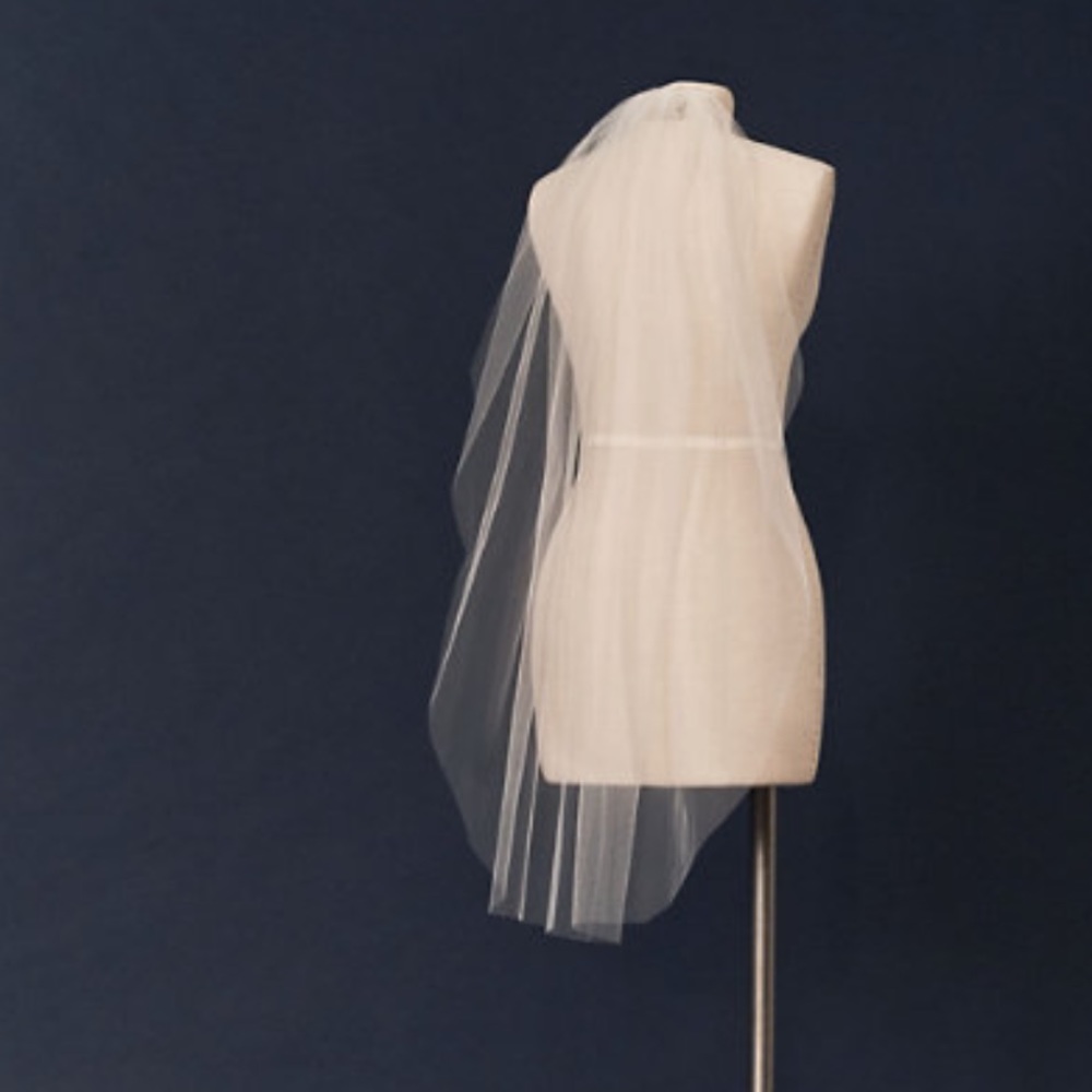 BHLDN Rochefort Fingertip Veil Ivory NWOT 40”Long Gold Comb